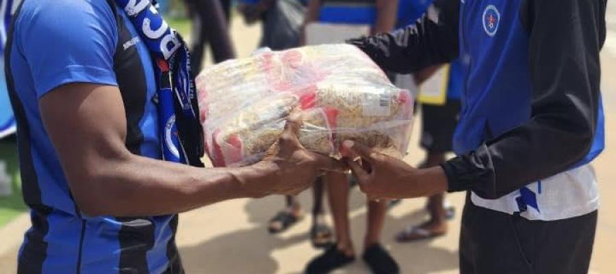 ATLETAS DA EQUIPA PRINCIPAL DE FUTEBOL JUNTAM-SE AO APOIO &Agrave;S V&Iacute;TIMAS DE BENGUE